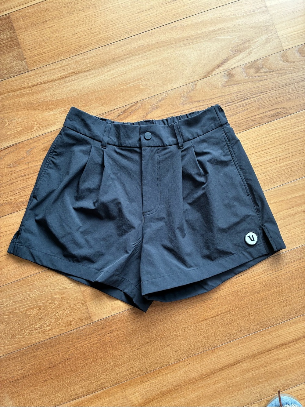 Vuori Womens Black Pleated Athletic Shorts Small Like New